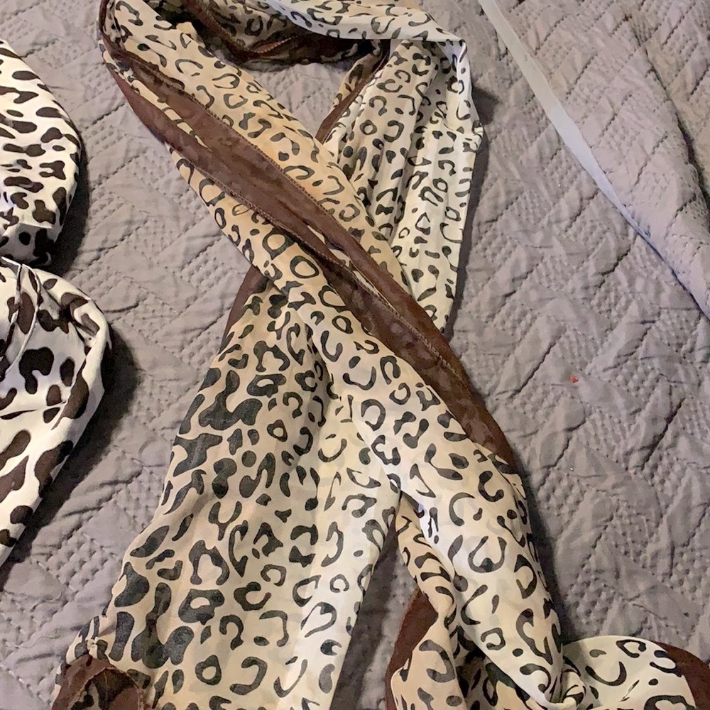 Bundle of 3 small scarfs 🧣 excellent condition.super cute - Picture 3 of 6